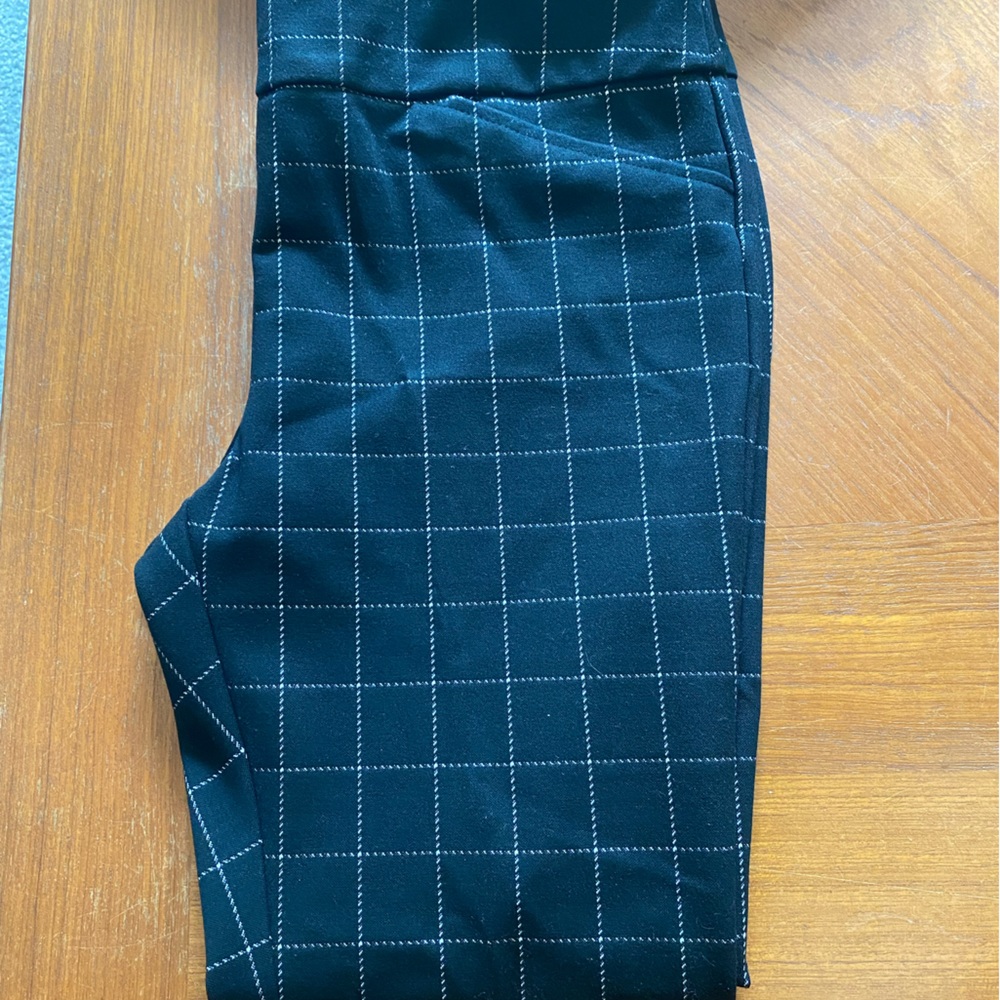 Charter Club Cambridge Slim Plaid Pants  Gently Worn - Black - Size 10 Petite